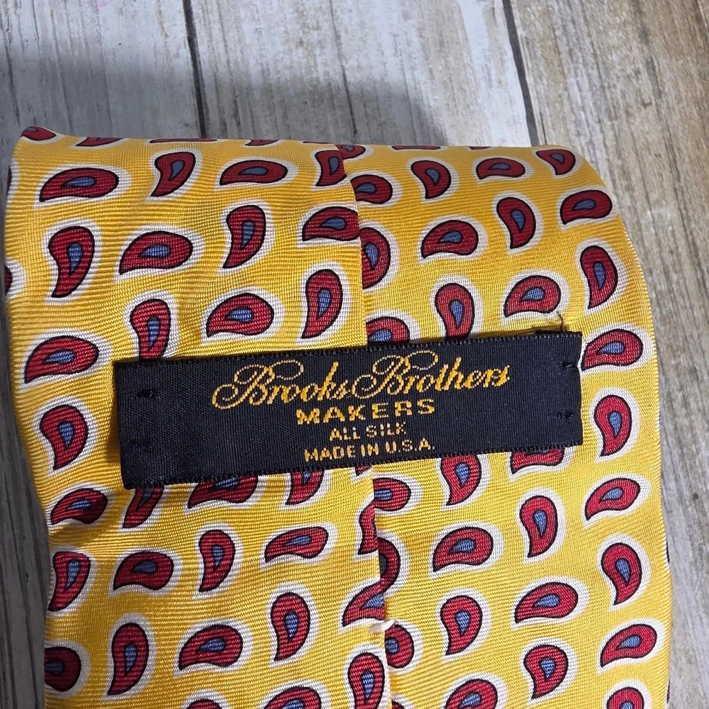 Brooks Brothers Makers Yellow Silk Paisley Teardrop Necktie Made in USA Mens